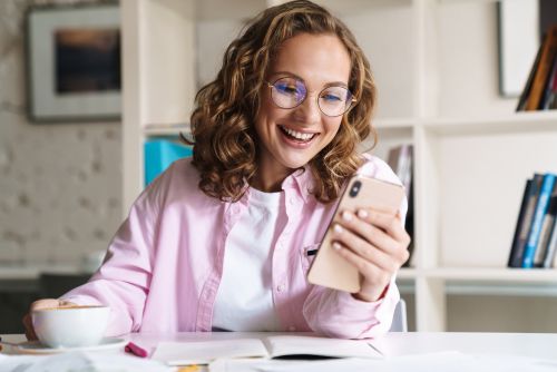 Screen time: Κολλημένοι στο κινητό; Το μυστικό για να το αφήσετε