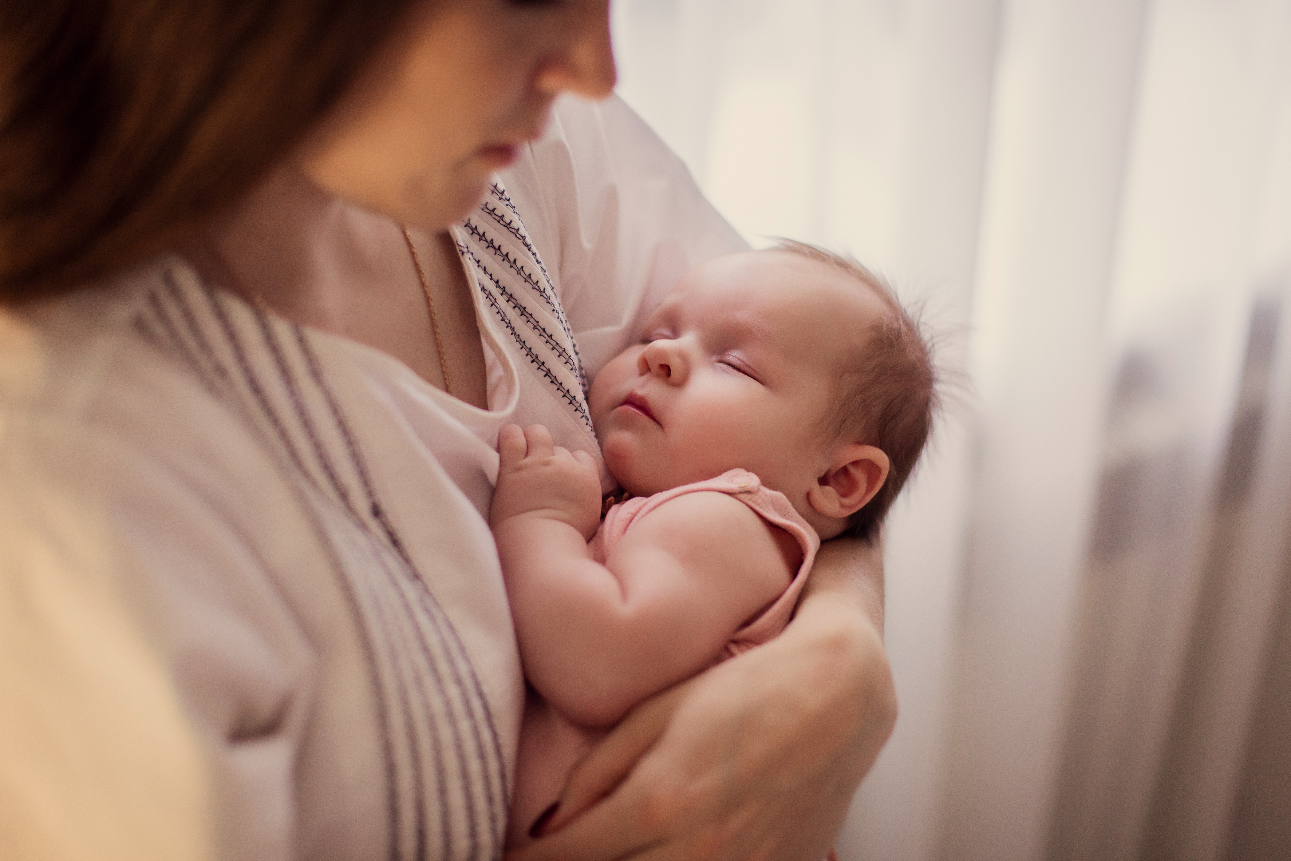 Πώς το νανούρισμα επηρεάζει τον εγκέφαλο του μωρού