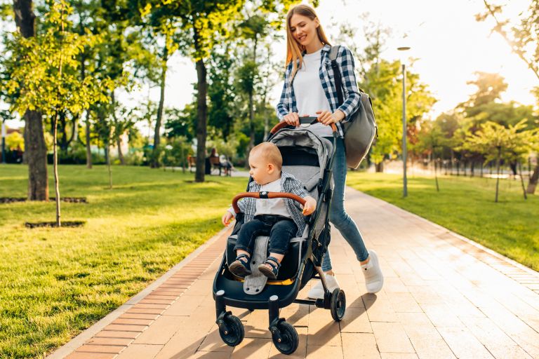 Το παιδί σου μια βόλτα: Όσα θα χρειαστείς για τις οικογενειακές εξορμήσεις στη λιακάδα | vita.gr
