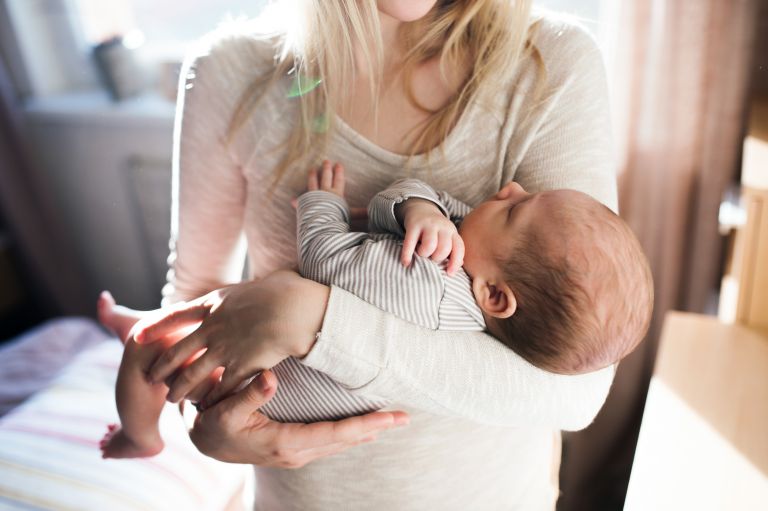 Πώς θα ανακουφίσετε το μωρό από τον λόξυγγα; | vita.gr
