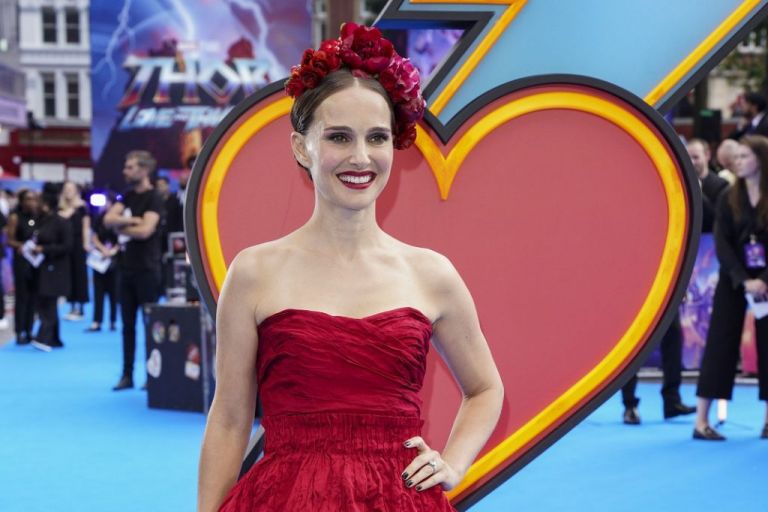Νάταλι Πόρτμαν: Με κατακόκκινο μίνι φόρεμα στην πρεμιέρα του «Thor» | vita.gr