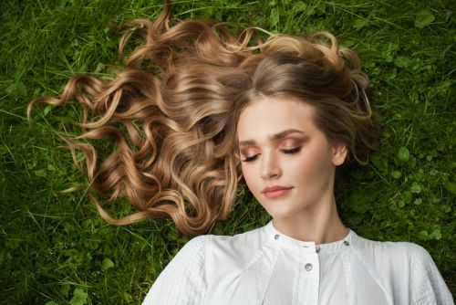Πώς πρέπει να χρησιμοποιώ το έλαιο περιποίησης των μαλλιών;