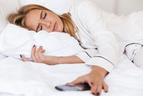 Sleep texting: Το τεχνολογικό φαινόμενο που απειλεί τον ύπνο σας