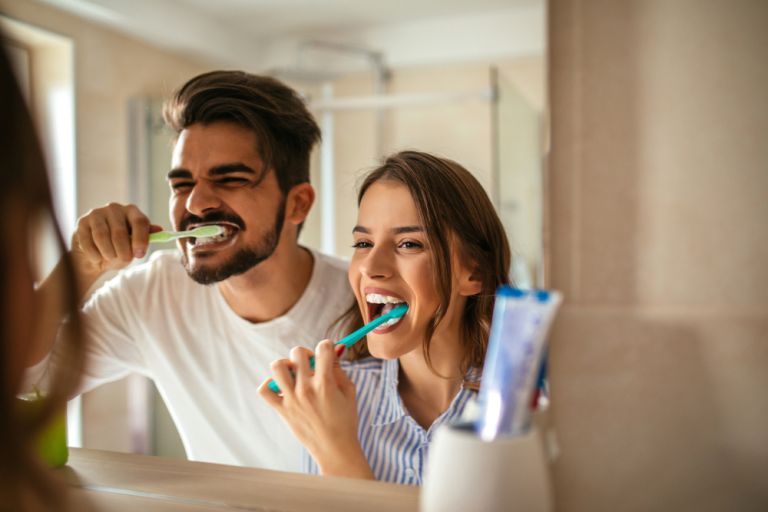 Γερά δόντια: Οι «νόστιμοι κίνδυνοι» που πρέπει να αποφεύγουμε | vita.gr