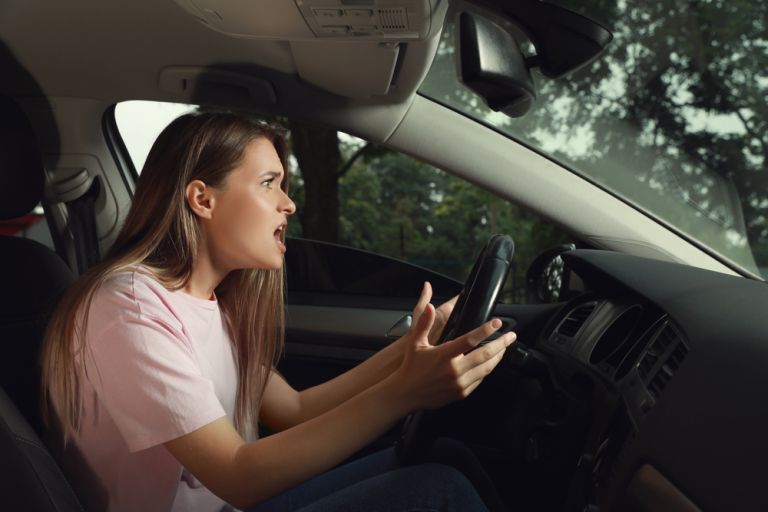 Οδήγηση: Γιατί γινόμαστε επιθετικοί όταν οδηγούμε; | vita.gr