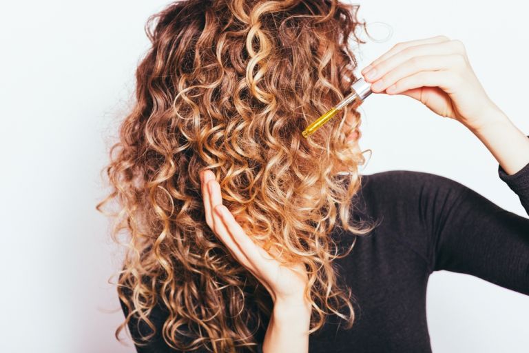 Το θαυματουργό μείγμα από έλαια που μεταμορφώνει τα μαλλιά | vita.gr