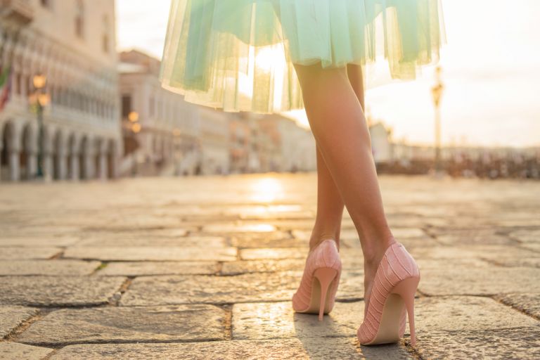 Φοράτε συχνά ψηλοτάκουνα; Δείτε τι μπορεί να σας συμβεί | vita.gr