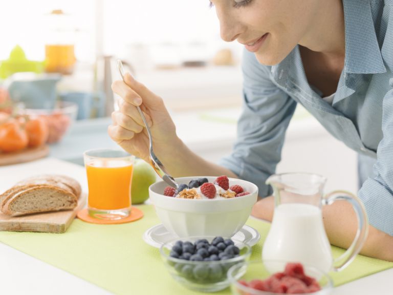 Γάλα ή χυμός για πρωινό; Ποιο είναι καλύτερο και γιατί | vita.gr