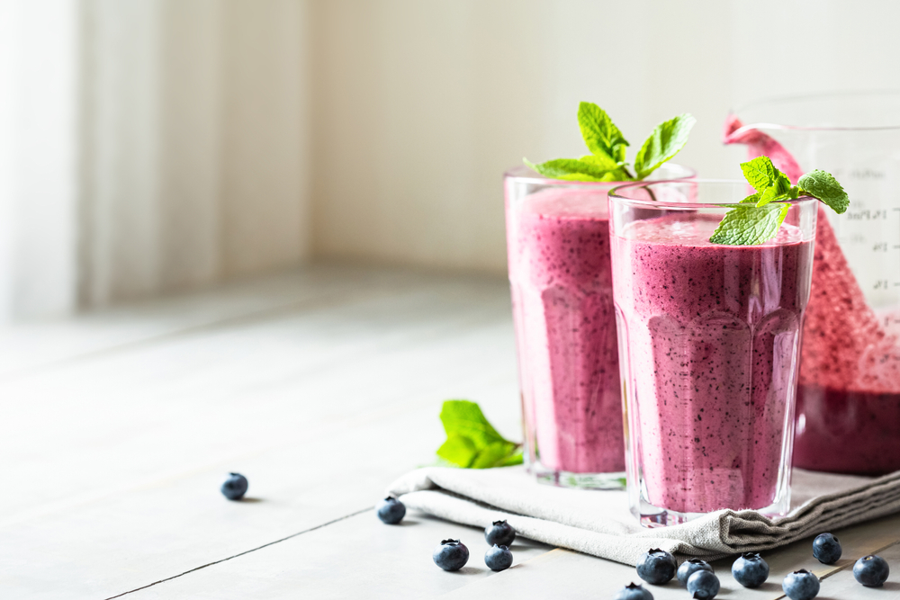 Χορταστικό smoothie με γιαούρτι, μπανάνα και σμέουρα