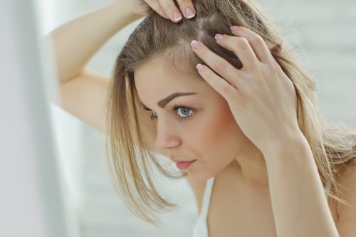 Εποχική τριχόπτωση: 4 tips για να κρατήσεις τα μαλλιά σου στη θέση τους
