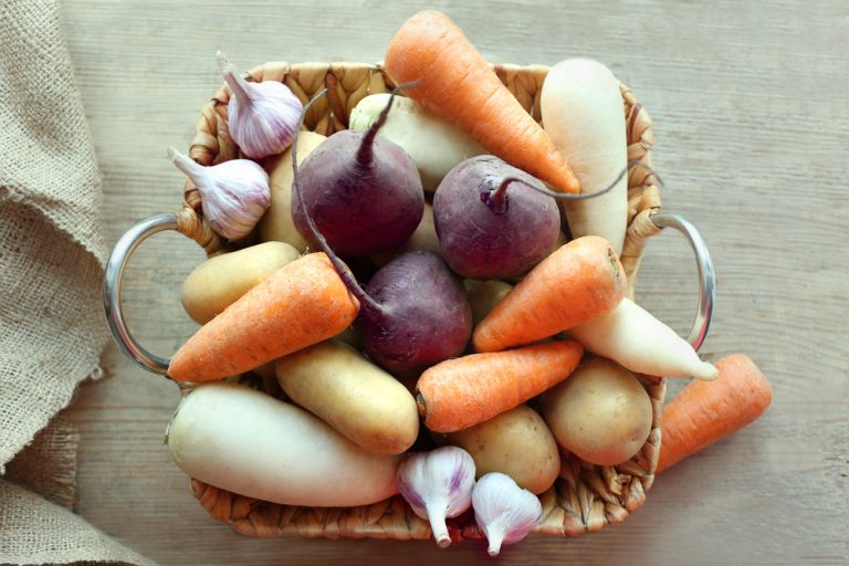 Ριζώδη λαχανικά: Γιατί να τα ενσωματώσετε στη διατροφή σας και τι να προσέξετε | vita.gr