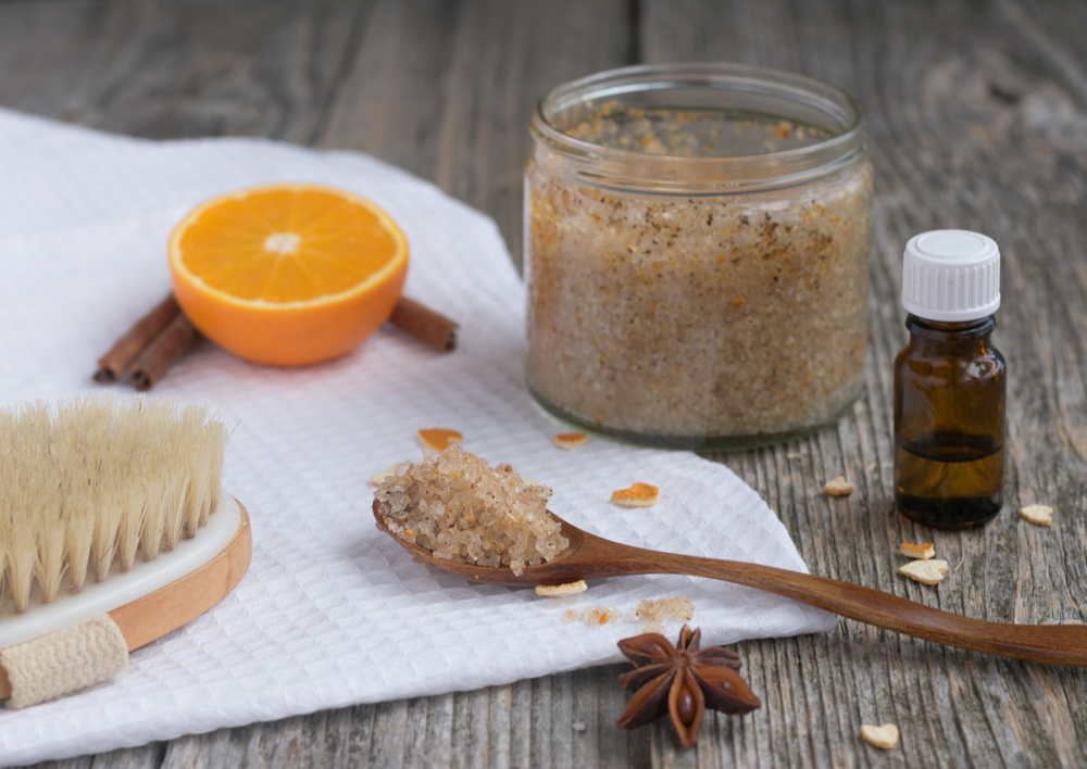 DIY: To πιο αρωματικό scrub με απλά υλικά για τα σκασμένα πέλματα