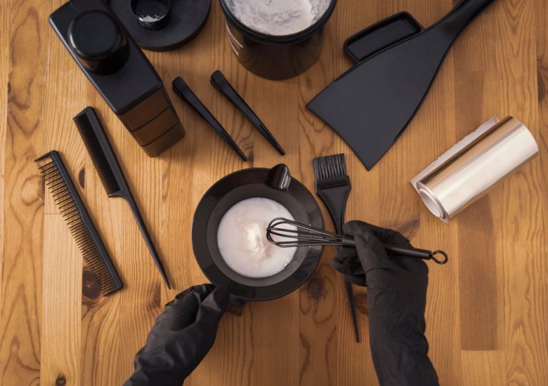Με αυτά τα επαγγελματικά tips για τη βαφή μαλλιών θα έχετε το τέλειο αποτέλεσμα στο σπίτι | vita.gr
