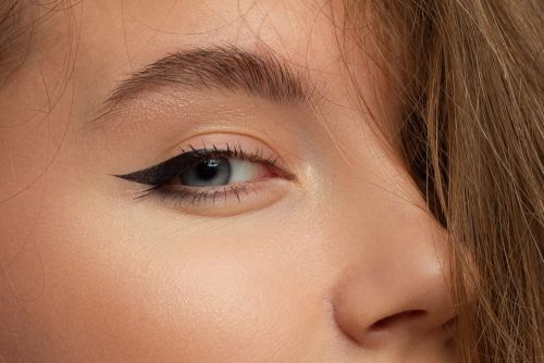 Πώς θα βάλουμε το υγρό eyeliner ανάλογα με το σχήμα των ματιών μας;