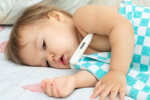 Οι αναπνευστικές λοιμώξεις «σαρώνουν» τα παιδιά – Τι φοβούνται οι ειδικοί