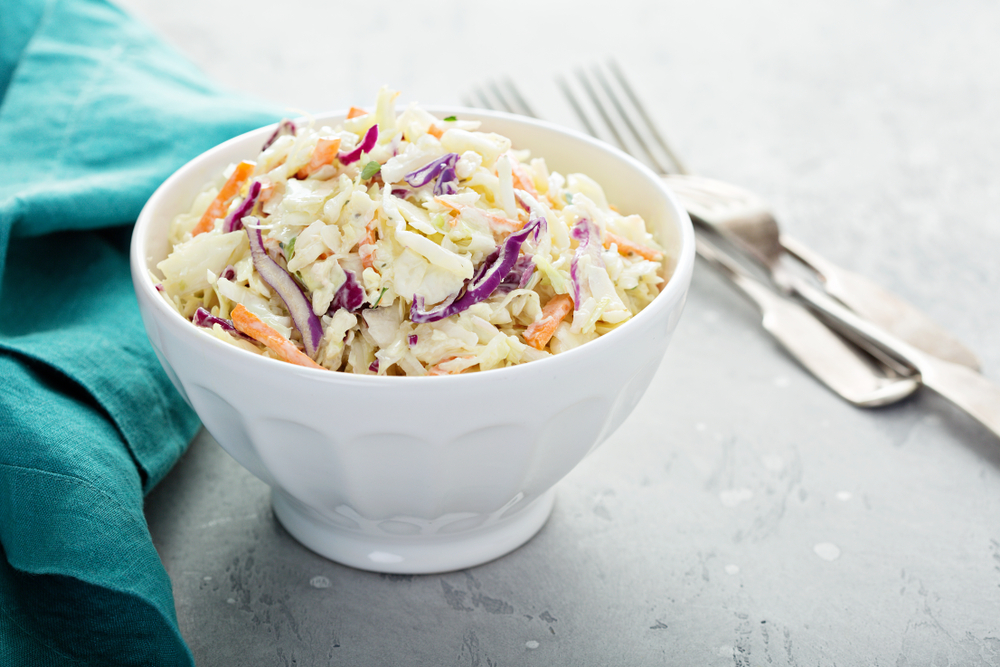 Σαλάτα Coleslaw µε ντρέσινγκ καρύδας για ελαφρύ μεσημεριανό