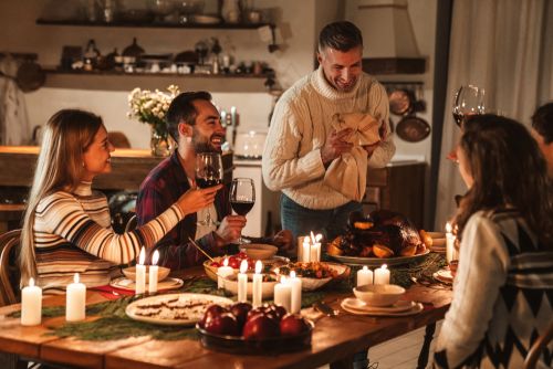 “Holiday Heart Syndrome”: Τι πρέπει να ξέρετε για το γιορτινό σύνδρομο που βλάπτει την καρδιά σας