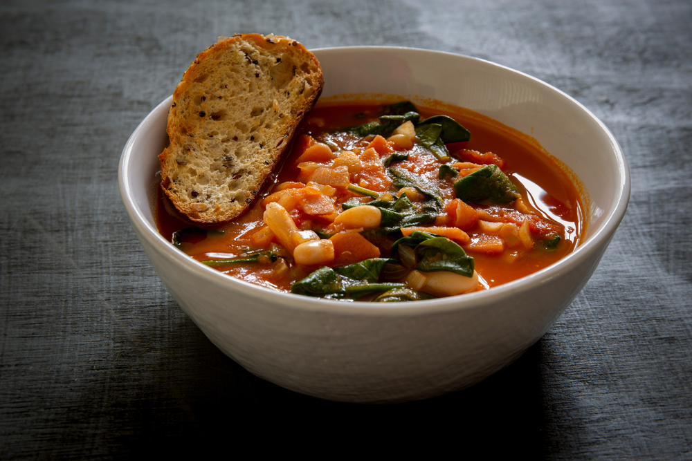 Σούπα Τοσκάνης µε φασόλια: Το ζεστό, δυναμωτικό πιάτο που θα μας χορτάσει