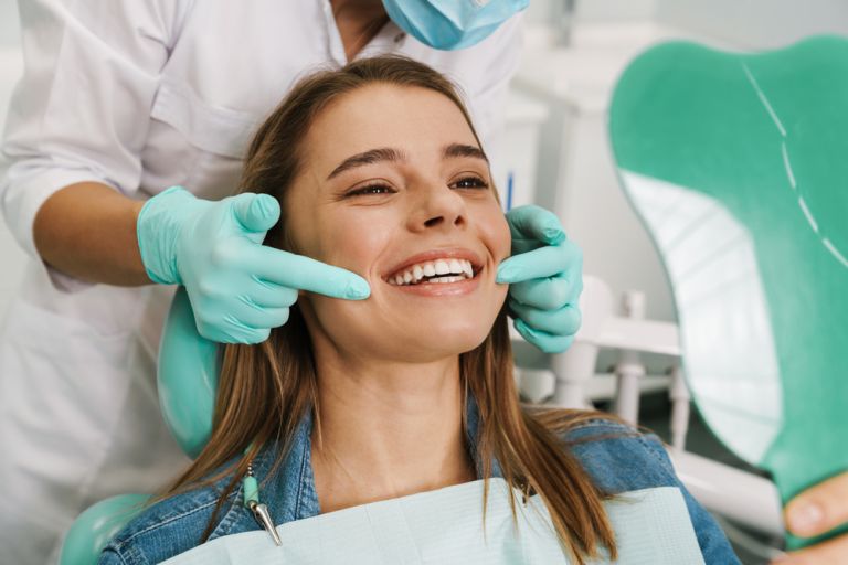 Τα προβλήματα υγείας που βλέπει ο οδοντίατρος (και δεν έχουν σχέση με τα δόντια) | vita.gr