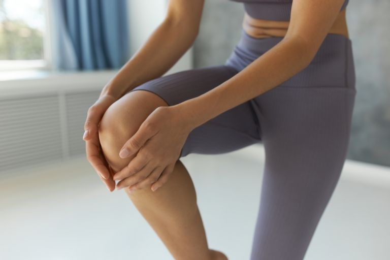 Πόνος στο γόνατο: Οι ασκήσεις που τον προλαμβάνουν | vita.gr