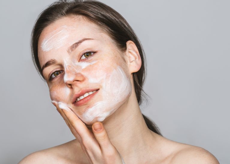 Σταματήστε να κάνετε αυτά τα λάθη όταν καθαρίζετε το πρόσωπό σας | vita.gr