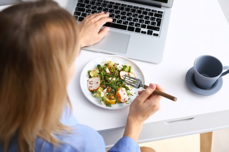 Δίαιτα: Την «χαλάτε» στην δουλειά; 5 hacks για να επανέλθετε | vita.gr
