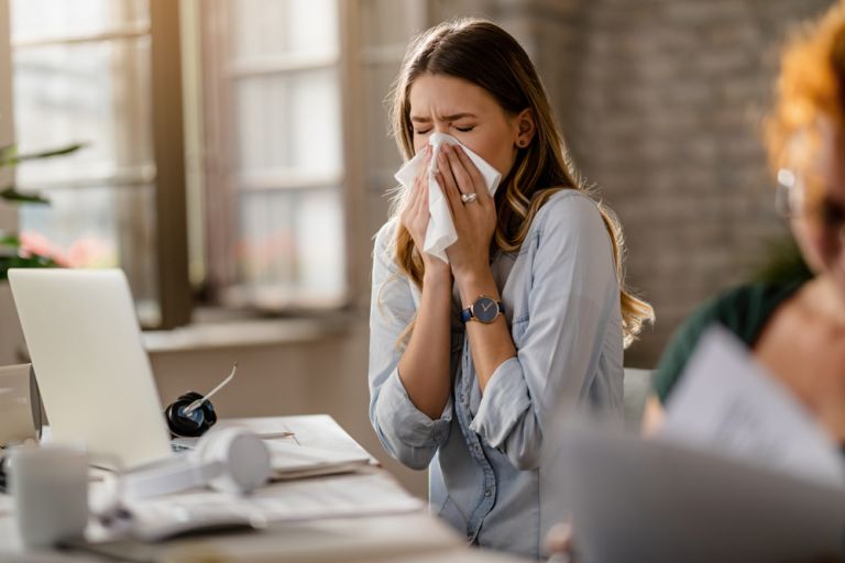 Αρρωστήσατε και δουλεύετε από το σπίτι; Πώς επηρεάζει την υγεία σας | vita.gr