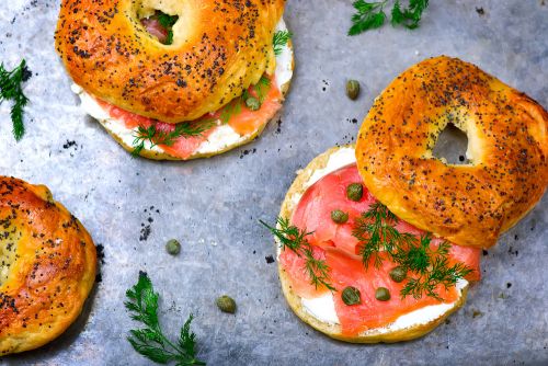 Σπιτικά bagels με καπνιστό σολομό