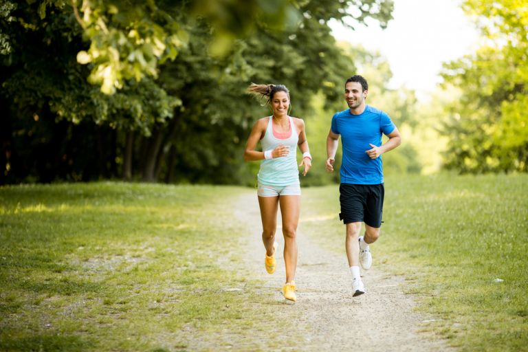 Τρέξιμο ή περπάτημα: Τι βοηθά περισσότερο την καρδιά και τι την απώλεια βάρους; | vita.gr