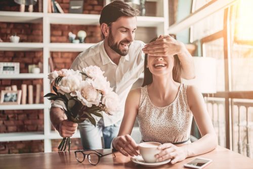 “Love Bombing”: Τι συμβαίνει σε σώμα και εγκέφαλο όταν το δέχεστε