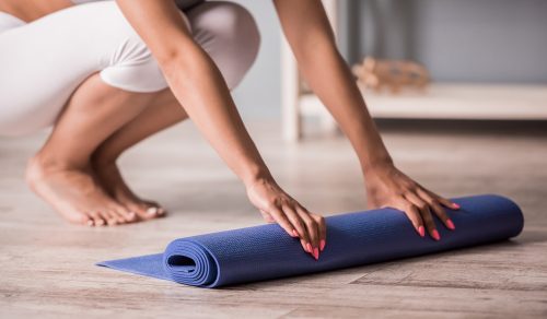 Yoga: Οι στάσεις που αντιστέφουν τις επιπτώσεις της καθιστικής ζωής