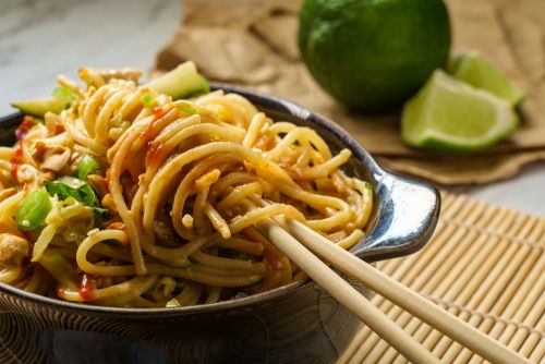 Noodles με φυστικοβούτυρο και αγγούρι