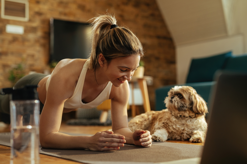 Video workout: Προπόνηση με σανίδα για επίπεδη κοιλιά και μικρή μέση