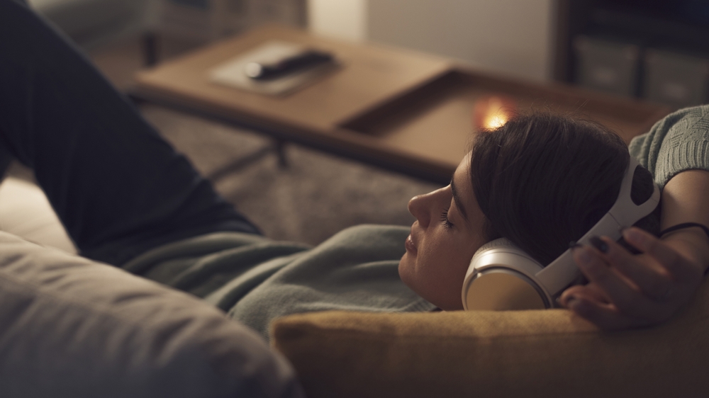 Ύπνος στον καναπέ: Γιατί πρέπει να τον αποφεύγετε