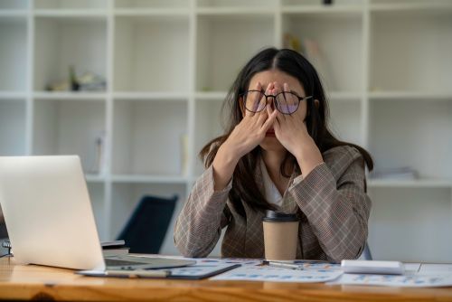 Υπερκόπωση: Μήπως είμαστε πολύ κουρασμένοι για να αντιμετωπίσουμε την… κούρασή μας;