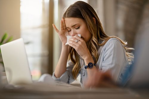Allergy season: Το λάθος που κάνουμε όταν φυσάμε τη μύτη μας