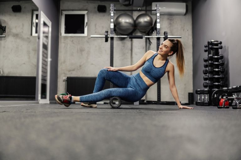 Πόνος στο γόνατο: Απλές ασκήσεις foam rolling για να ανακουφιστείτε | vita.gr