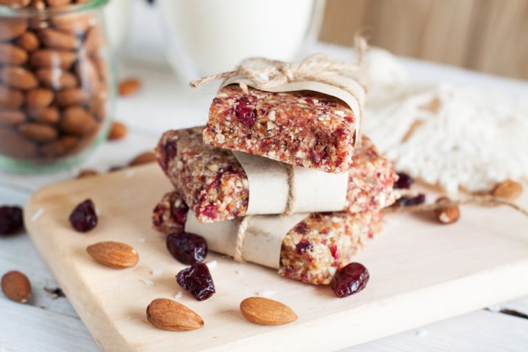 Energy bars με blueberry και αμύγδαλο | vita.gr