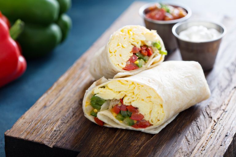 Breakfast burrito με αυγό και αβοκάντο | vita.gr