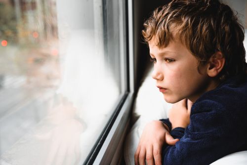 Κατάθλιψη σε εφήβους και μικρότερα παιδιά: Αυξήθηκαν τα συμπτώματα κατά τη διάρκεια της πανδημίας