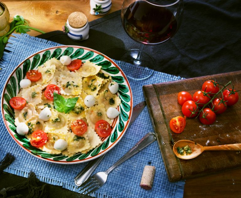 Ραβιόλια με σάλτσα πέστο, σπανάκι και ντοματίνια | vita.gr