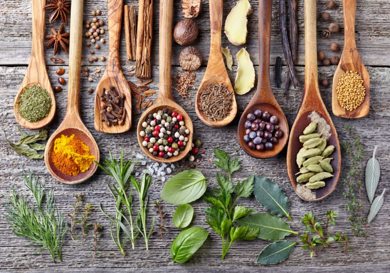 Βότανα και μυρωδικά: Αποξηραμένα ή φρέσκα; Ποια ωφελούν περισσότερο την υγεία | vita.gr
