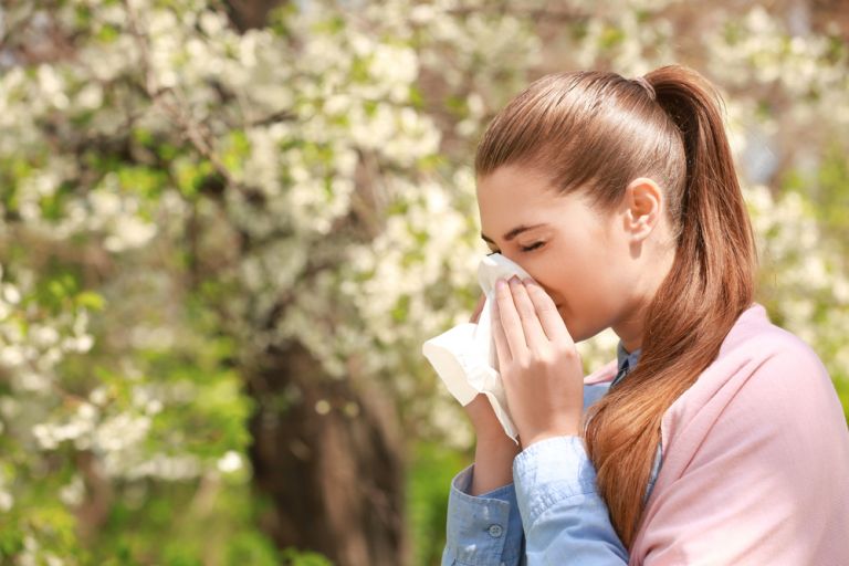 Εποχικές αλλεργίες: Μήπως προκαλούνται από όσα τρώτε; | vita.gr