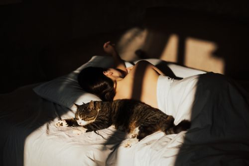 Ύπνος: Πώς η πλευρά που κοιμάστε επηρεάζει την υγεία σας