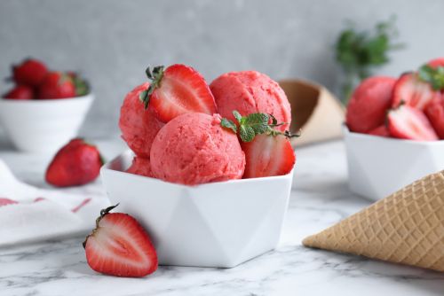 Υγιεινό παγωτό φράουλα με 3 υλικά