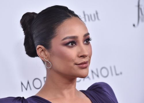 Shay Mitchell: Η συμβουλή της για το άγχος και την εμπιστοσύνη στη σχέση