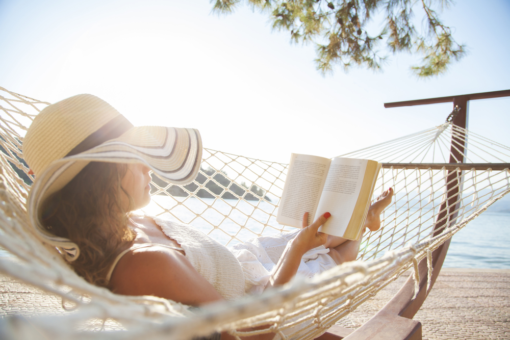 Διάβασμα: 5 λόγοι για πάρετε ένα βιβλίο μαζί σας στην παραλία ή τις διακοπές