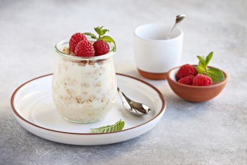 Overnight oats με κεφίρ και σμέουρα