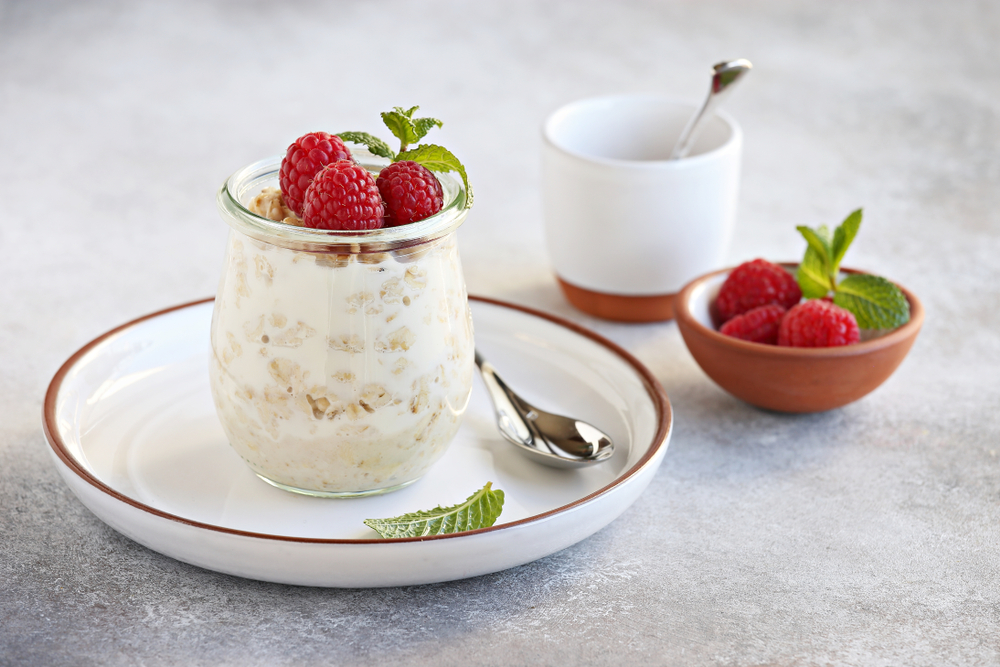 Overnight oats με κεφίρ και σμέουρα