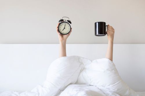 Πρωί: Δεν μπορείτε να ξυπνήσετε; Τα 5 «μυστικά» για να γίνετε… πρωινός τύπος